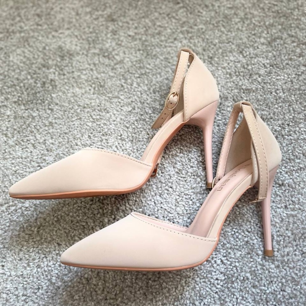 Beige Pointed Toe Ankle Strap Shoes. Size 36 (EU), 6. NWOT. Excellent Condition